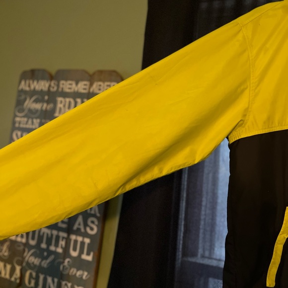 The northface windbreaker - Picture 2 of 8